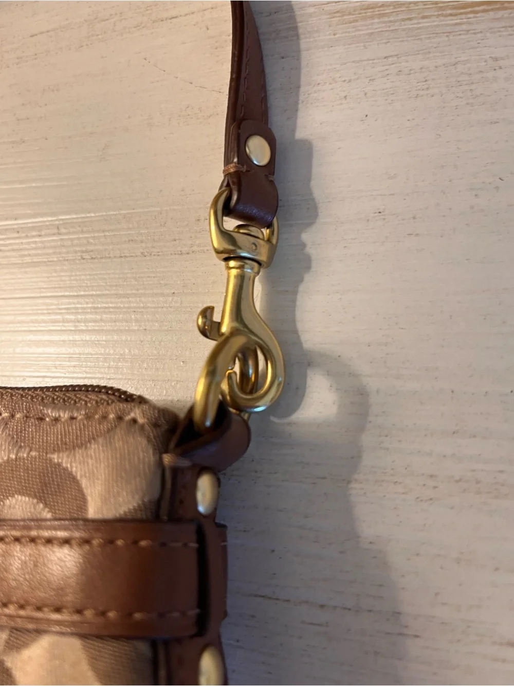 Coach Tan & Beige Signature C Wristlet/Mini Bag w/ Gold Tone chain EC